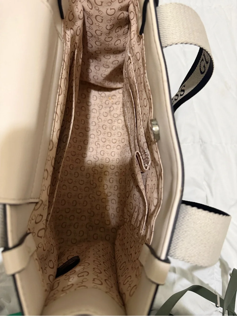 Guess tote repeating